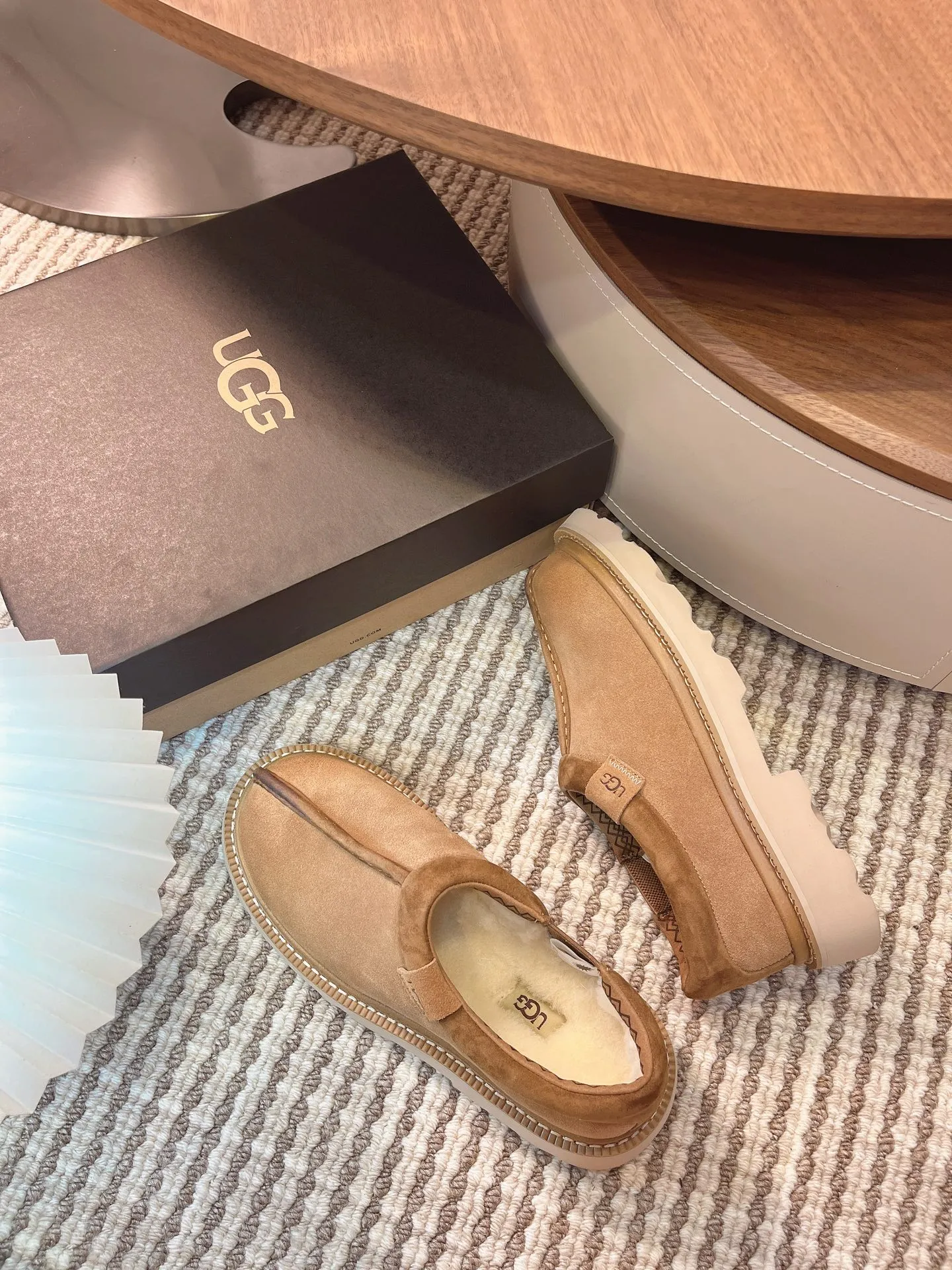【UGG】 P: 540💰 Size: 40 to 44 (45 custom-made) 2025 new style 𝑼𝑮𝑮•Men's ◾️. The matching coefficient of winter snow fur shoes is also 100% 💥very good-looking✨very fashionable and stylish when worn📈 Lager casual boots lace-up style with hot embossed brand logo on the heel Item No.: 1171113 Upper: high-quality cow suede Lining: sheepskin imported from Australia 🐑The inner lining is made of Australian lamb wool Outsole: EVA non-slip outsole.